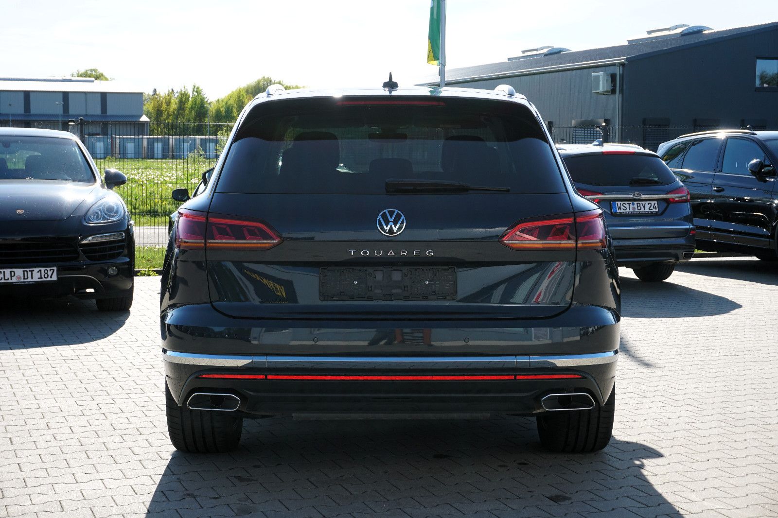 Volkswagen Touareg Elegance 4Motion - Samsaru's Car Outlet