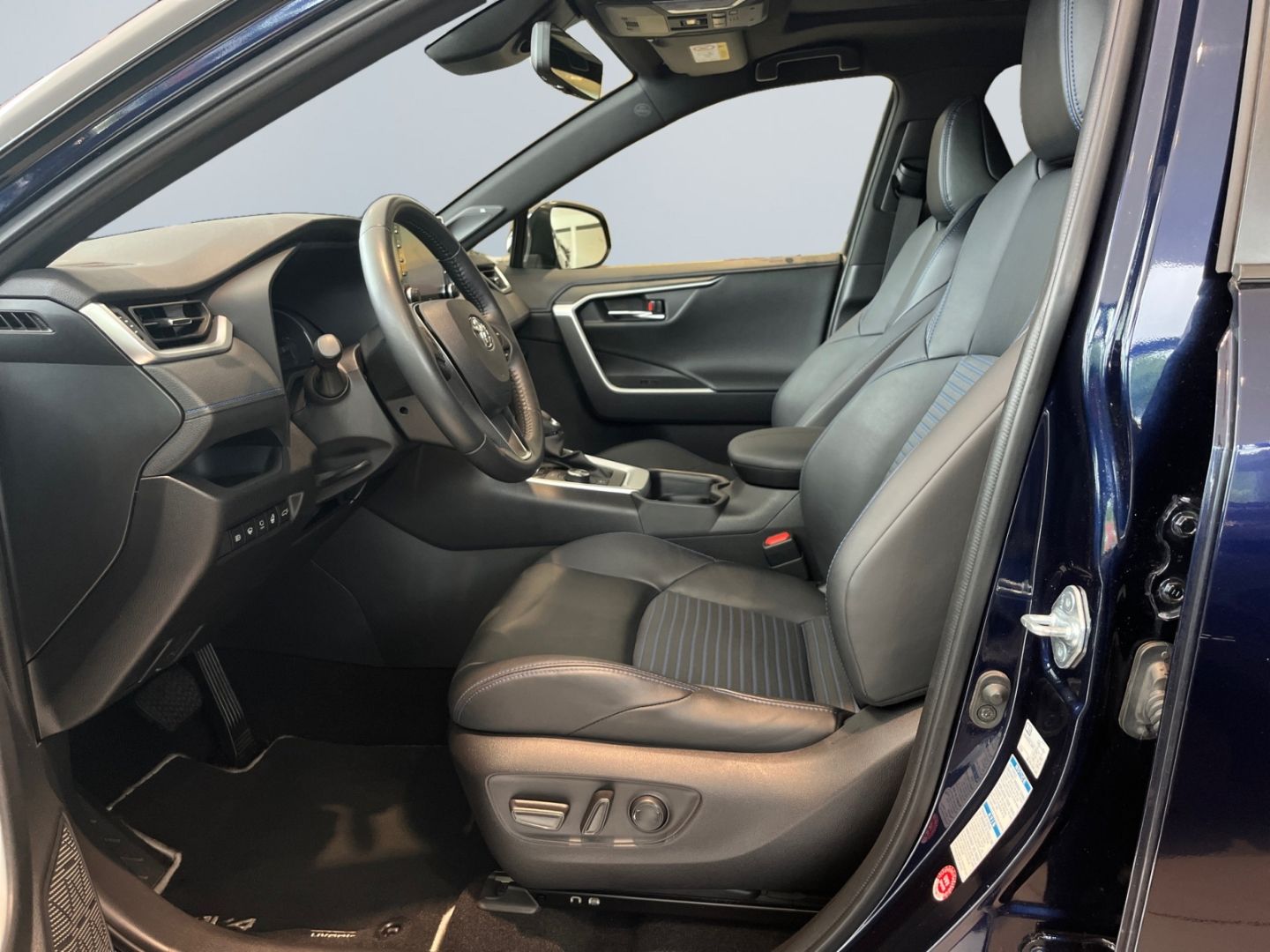 Toyota RAV 4 2.5 4x4 Hybrid Style - Samsaru's Car Outlet