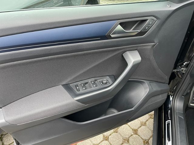 Volkswagen T-Roc United 1.5 TSI - Samsaru's Car Outlet