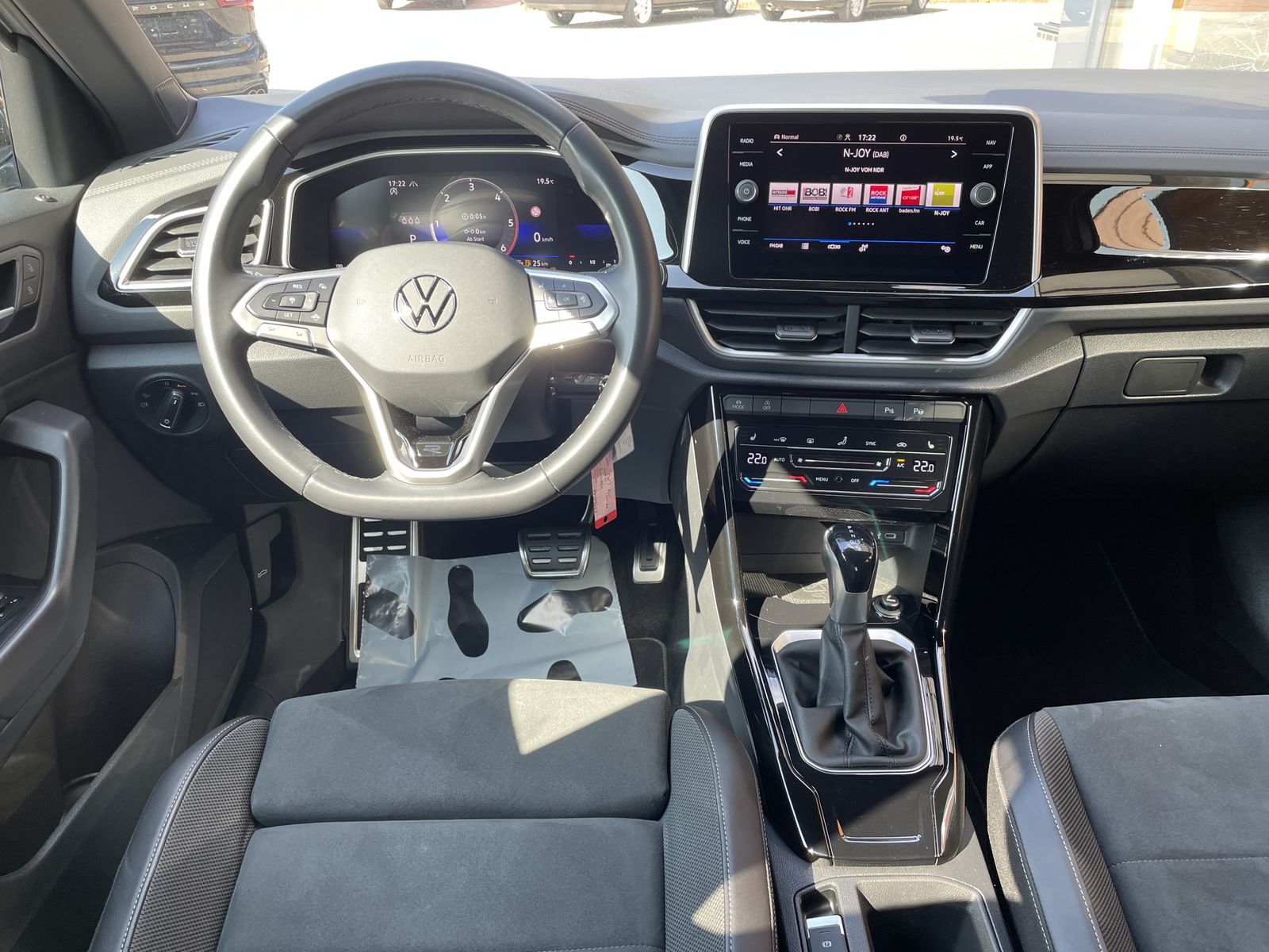 Volkswagen T-Roc 2.0 TDI R-Line - Samsaru's Car Outlet
