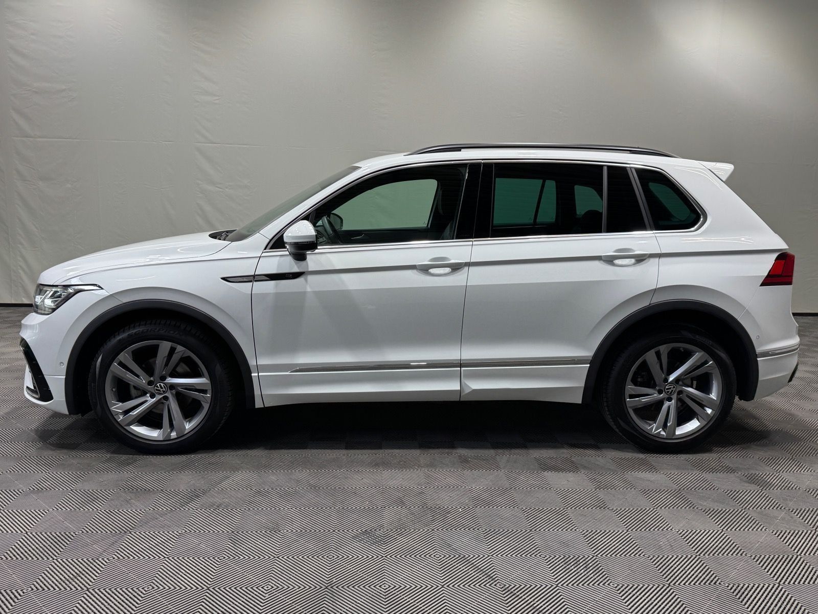 Volkswagen Tiguan R-Line 2.0 TDI DSG - Samsaru's Car Outlet