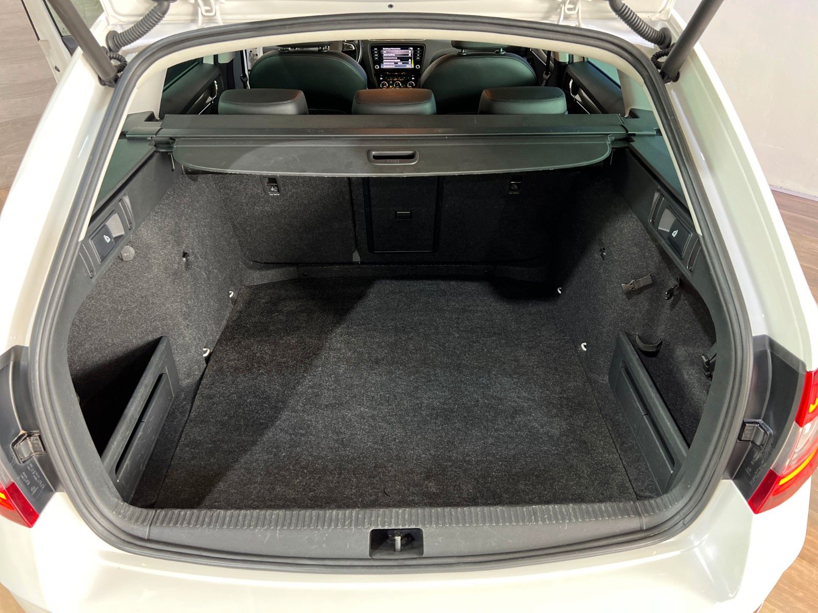 Skoda Octavia Combi Premium Edition - Samsaru's Car Outlet