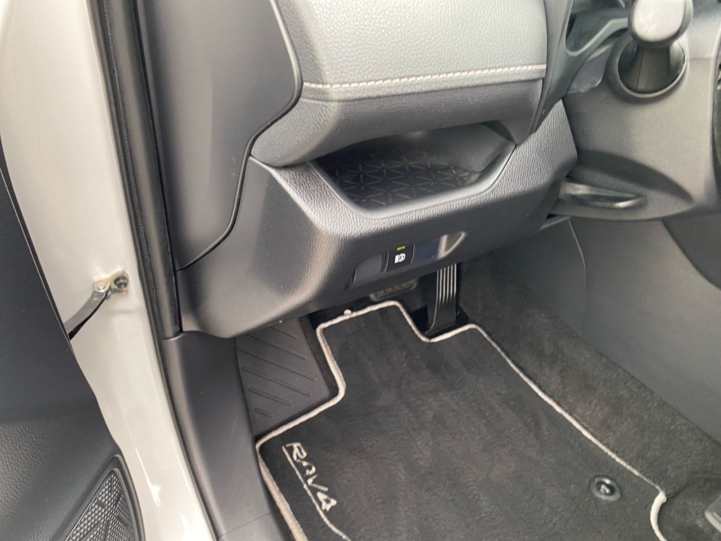 Toyota RAV 4 2.5 Hybrid 4x2 - Samsaru's Car Outlet