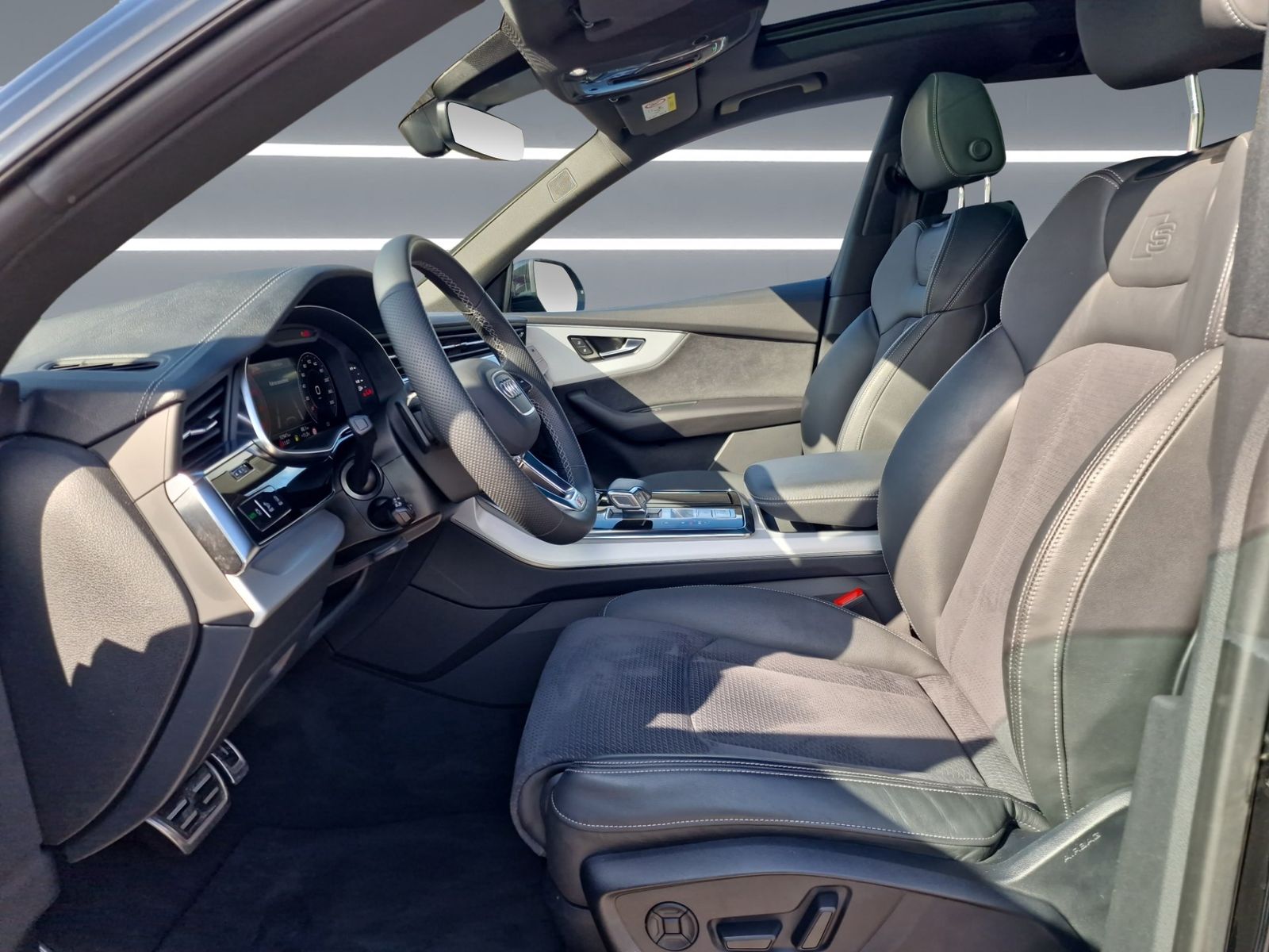 Audi Q8 55 TFSI qu S line MATRIX PANO Luft AHK B&O