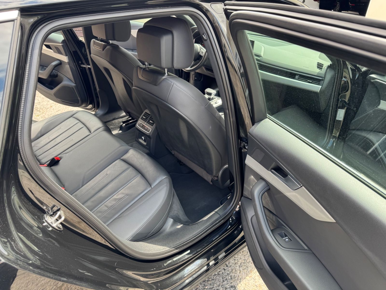 Audi A4 Avant 35 TFSI advanced - Samsaru's Car Outlet