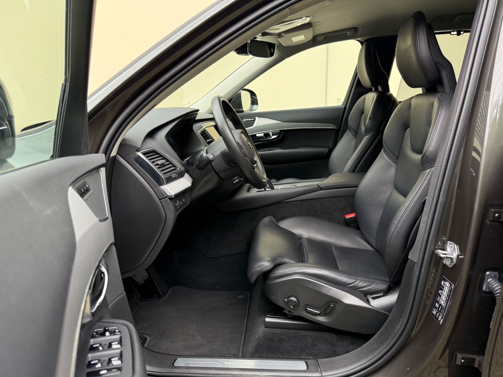 Volvo XC 90 T8 Inscription - Samsaru's Car Outlet