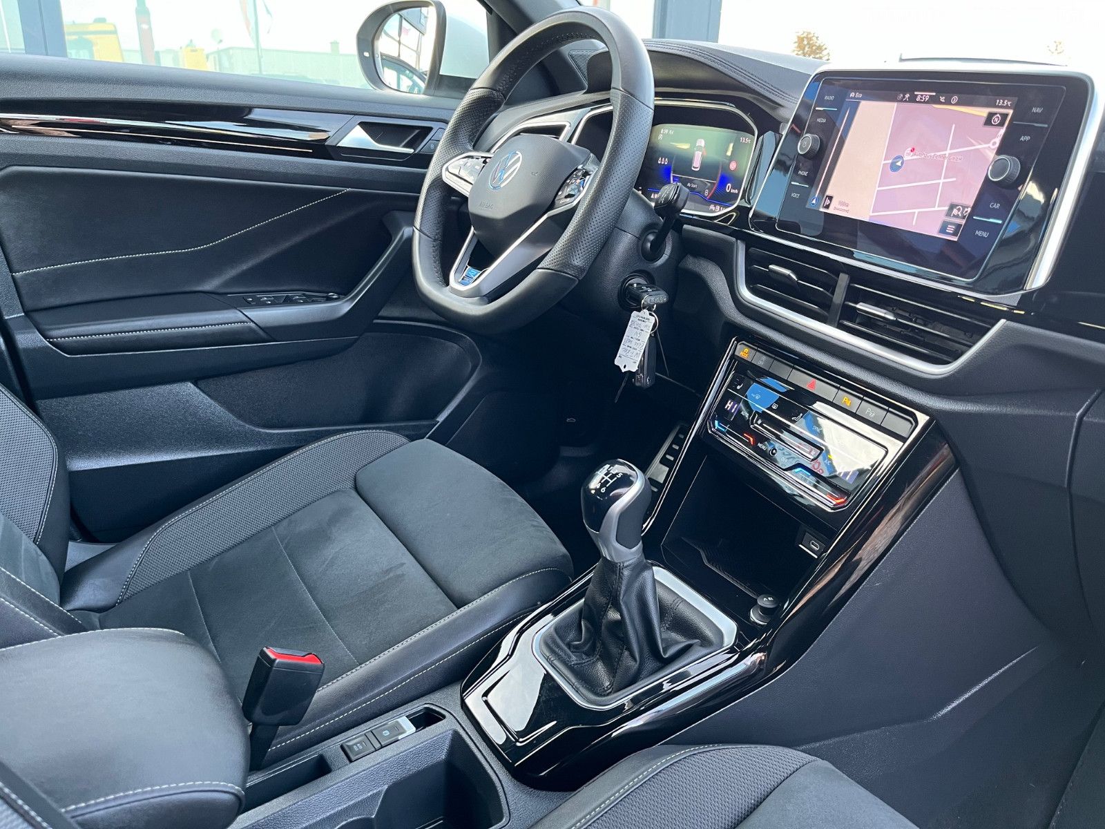 Volkswagen T-Roc R-Line - Samsaru's Car Outlet