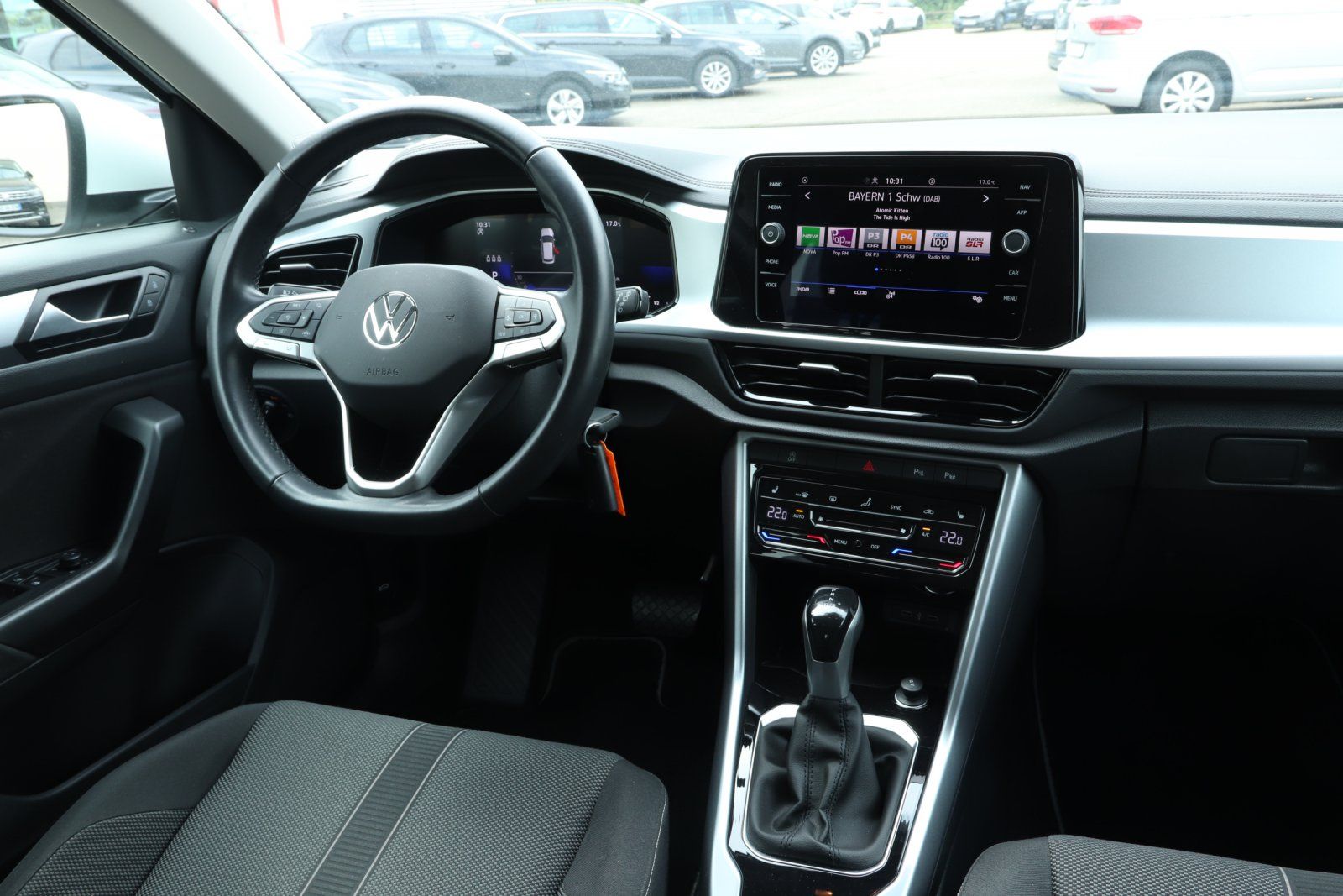 Volkswagen T-Roc 1.5 TSI Life - Samsaru's Car Outlet
