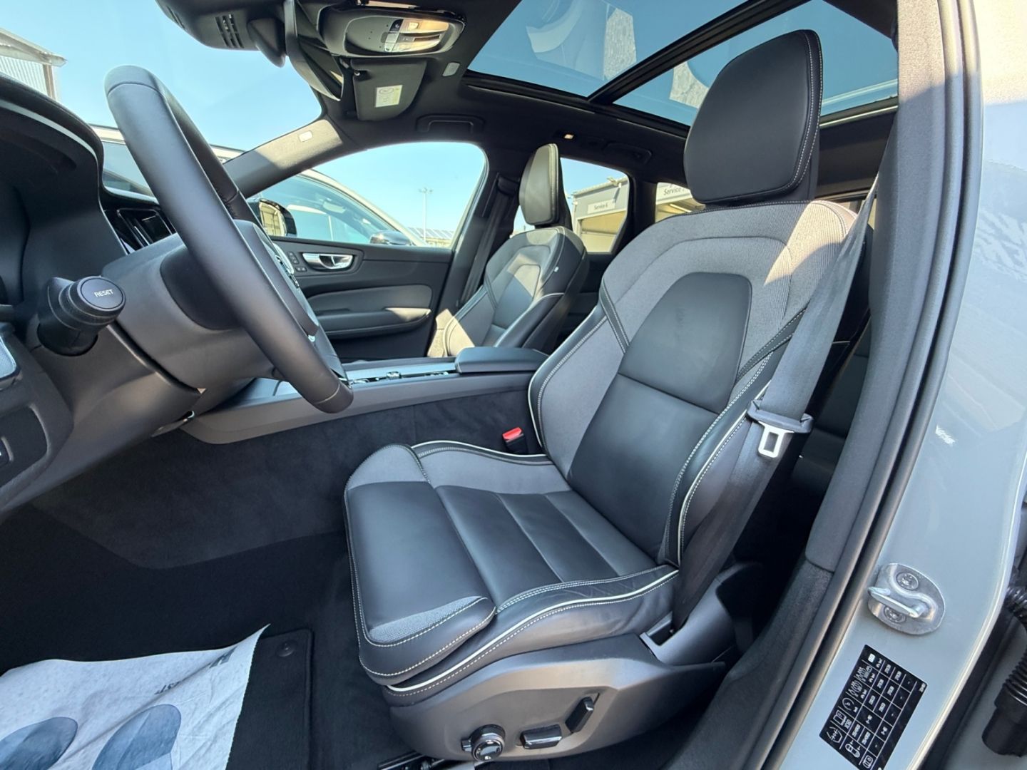 Volvo XC60 B4 Ultimate Dark AWD B&W StandHZG AHK Luft