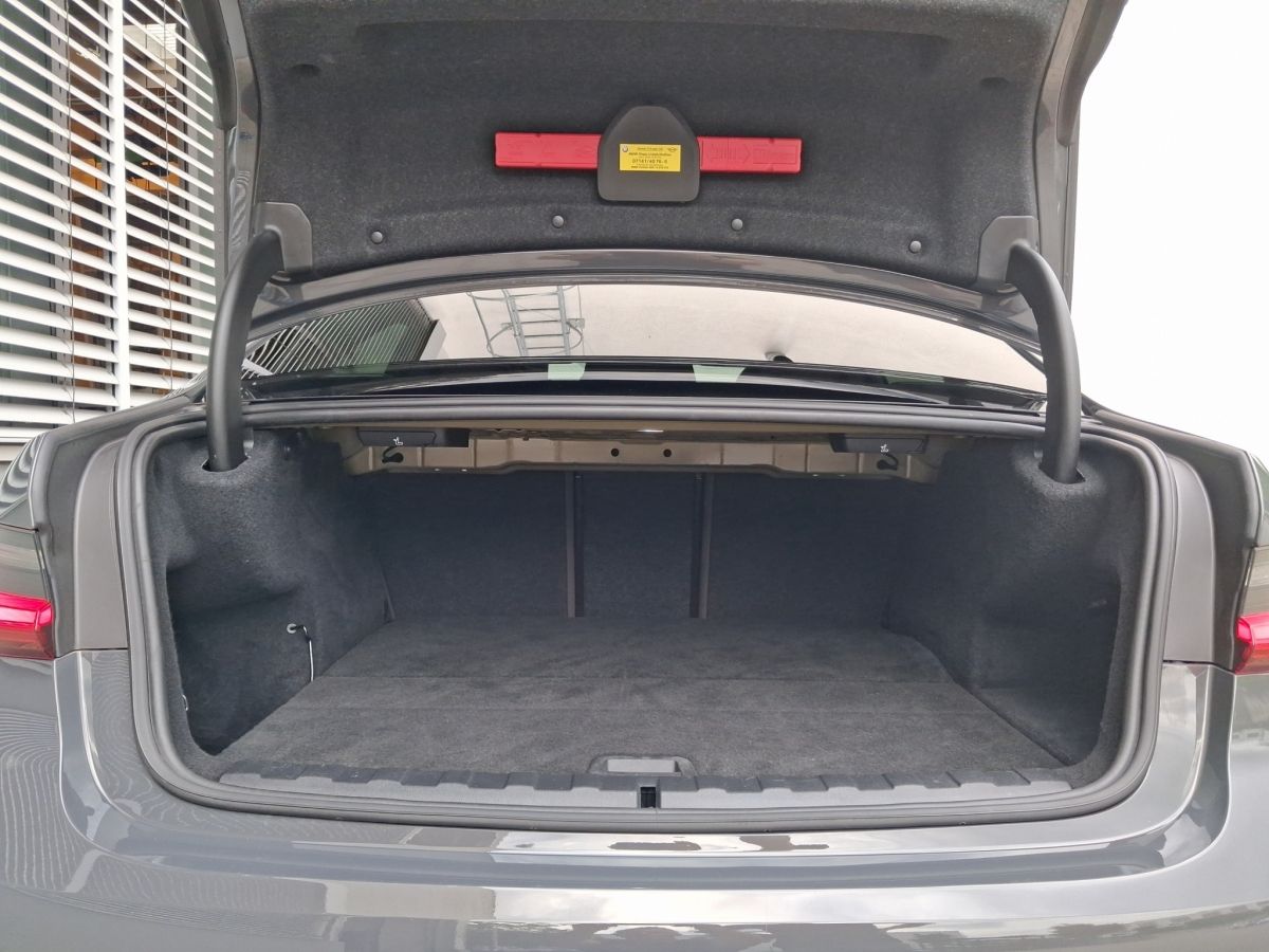 BMW 330e Lim Sport Line - Samsaru's Car Outlet