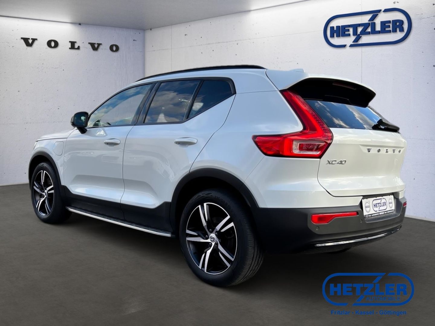 Volvo XC40 Plus Dark Recharge Plug-In Hybrid 2WD Stand