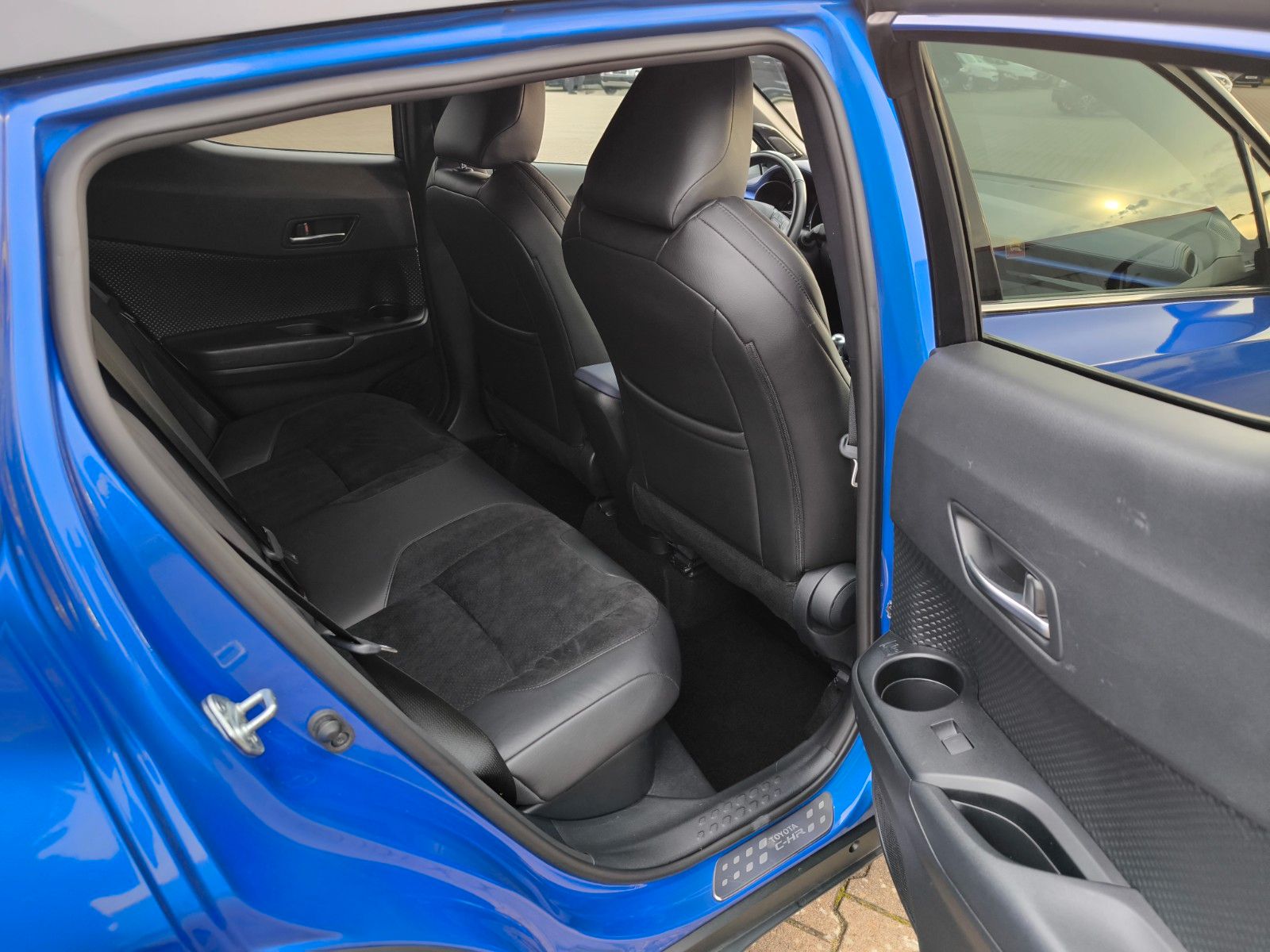 Toyota C-HR Hybrid Style - Samsaru's Car Outlet