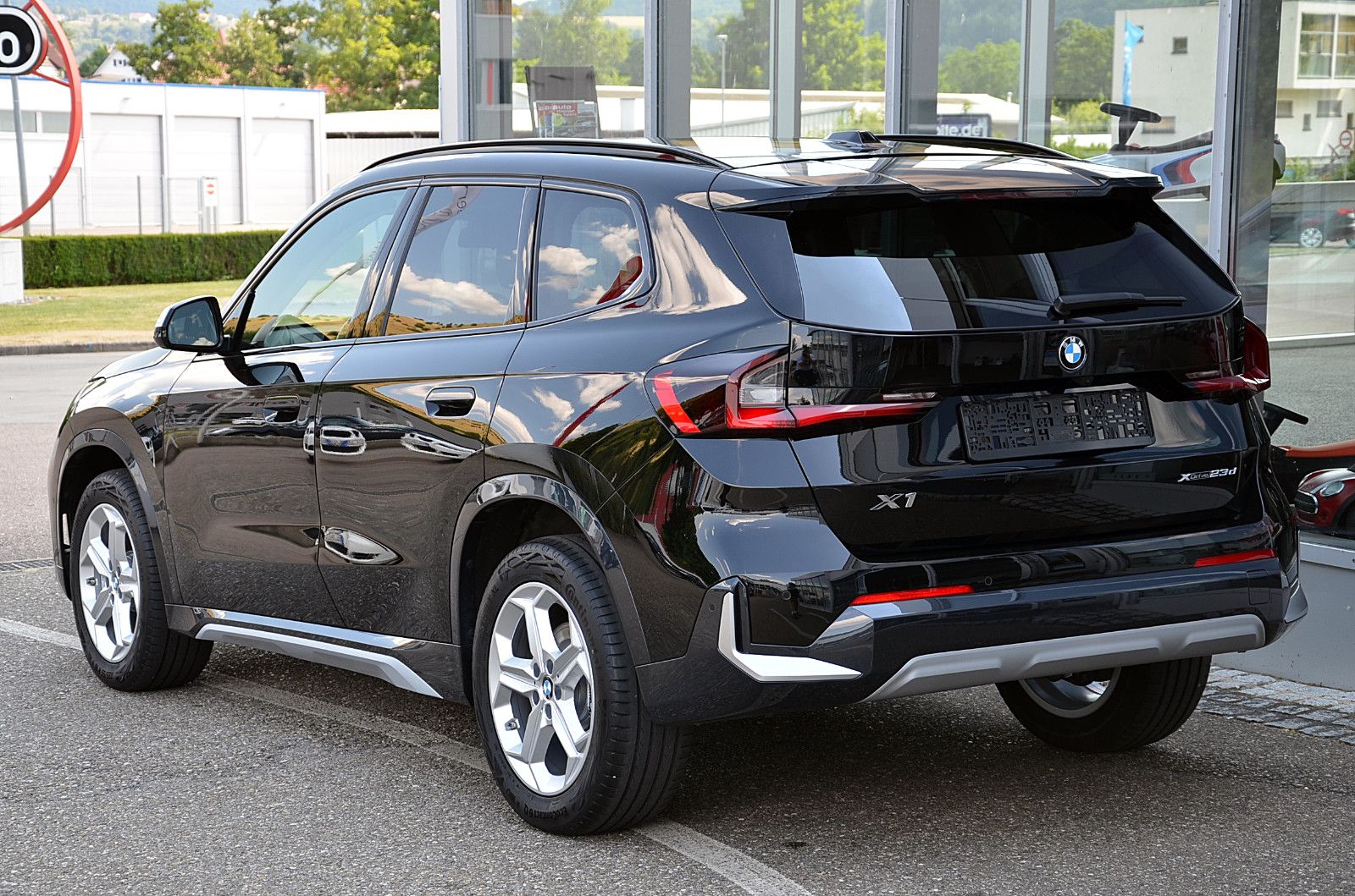 BMW X1 23 d xDrive xLine Sportsitze - Samsaru's Car Outlet