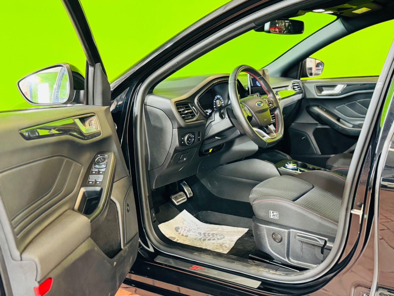 Ford Focus ST-Line - Samsaru's Car Outlet