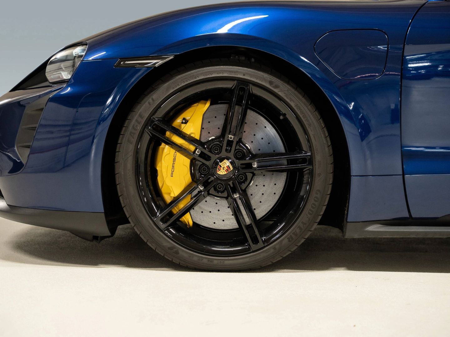 Porsche Taycan GTS InnoDrive Burmester Beifahrerdisplay