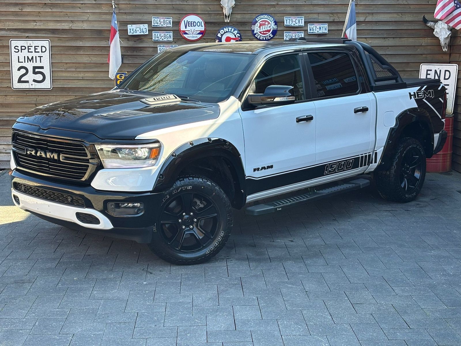 Dodge RAM 1500 Laramie 5.7L 12Zoll Display 4x4 AHK