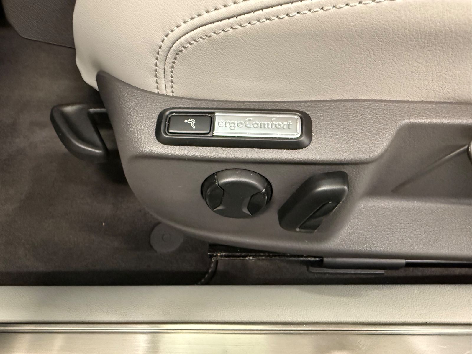 Volkswagen Passat Elegance 1.5 TSI - Samsaru's Car Outlet