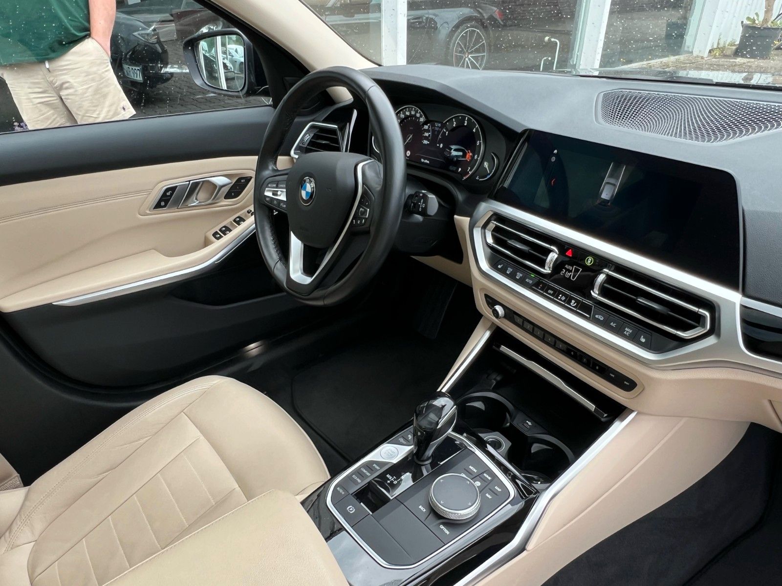 BMW 320i - Samsaru's Car Outlet