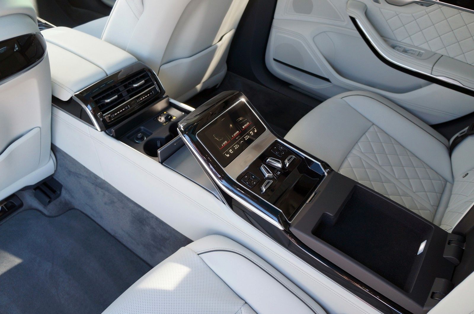 Audi A8L S line 60 TFSIe 4-Sitzer - Samsaru's Car Outlet