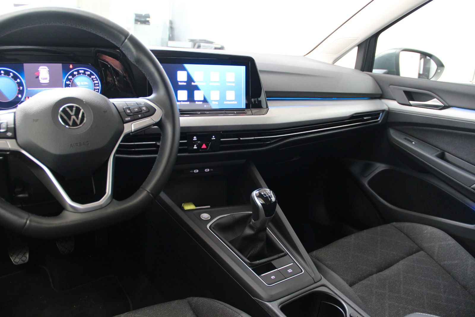 Volkswagen Golf 8 1.5 TSI Life - Samsaru's Car Outlet