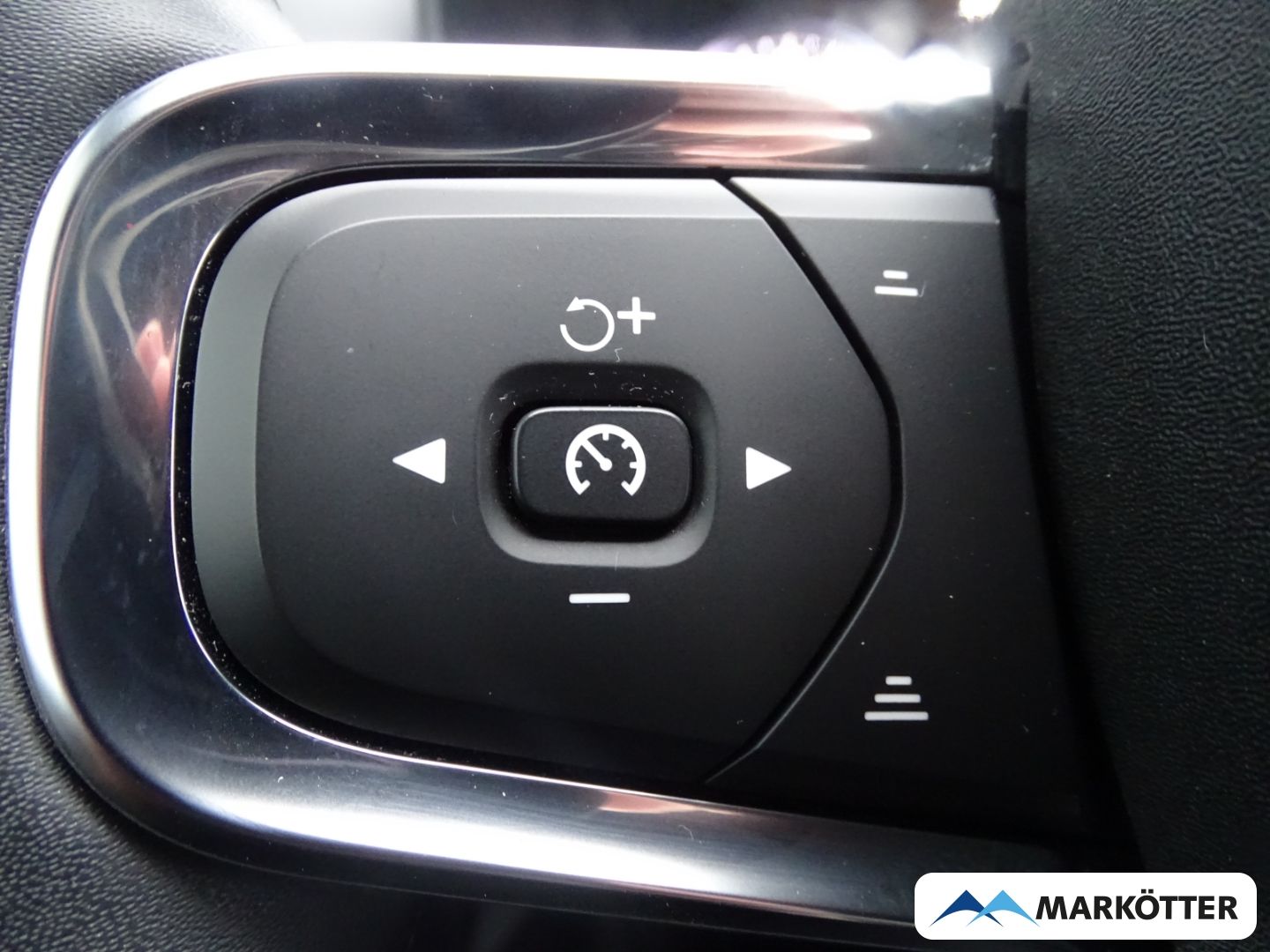 Volvo XC40 Plus Dark Recharge Plug-In Hybrid 2WD AHK