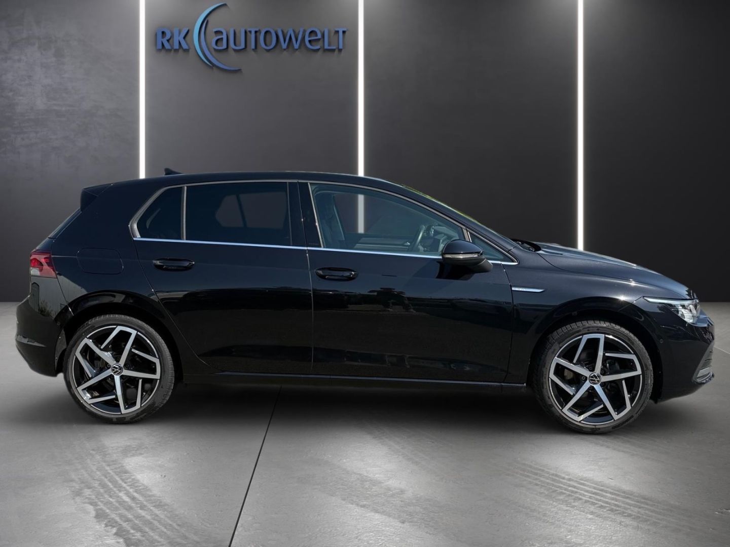 Volkswagen Golf 8 VIII Style 1.5 TSI - Samsaru's Car Outlet