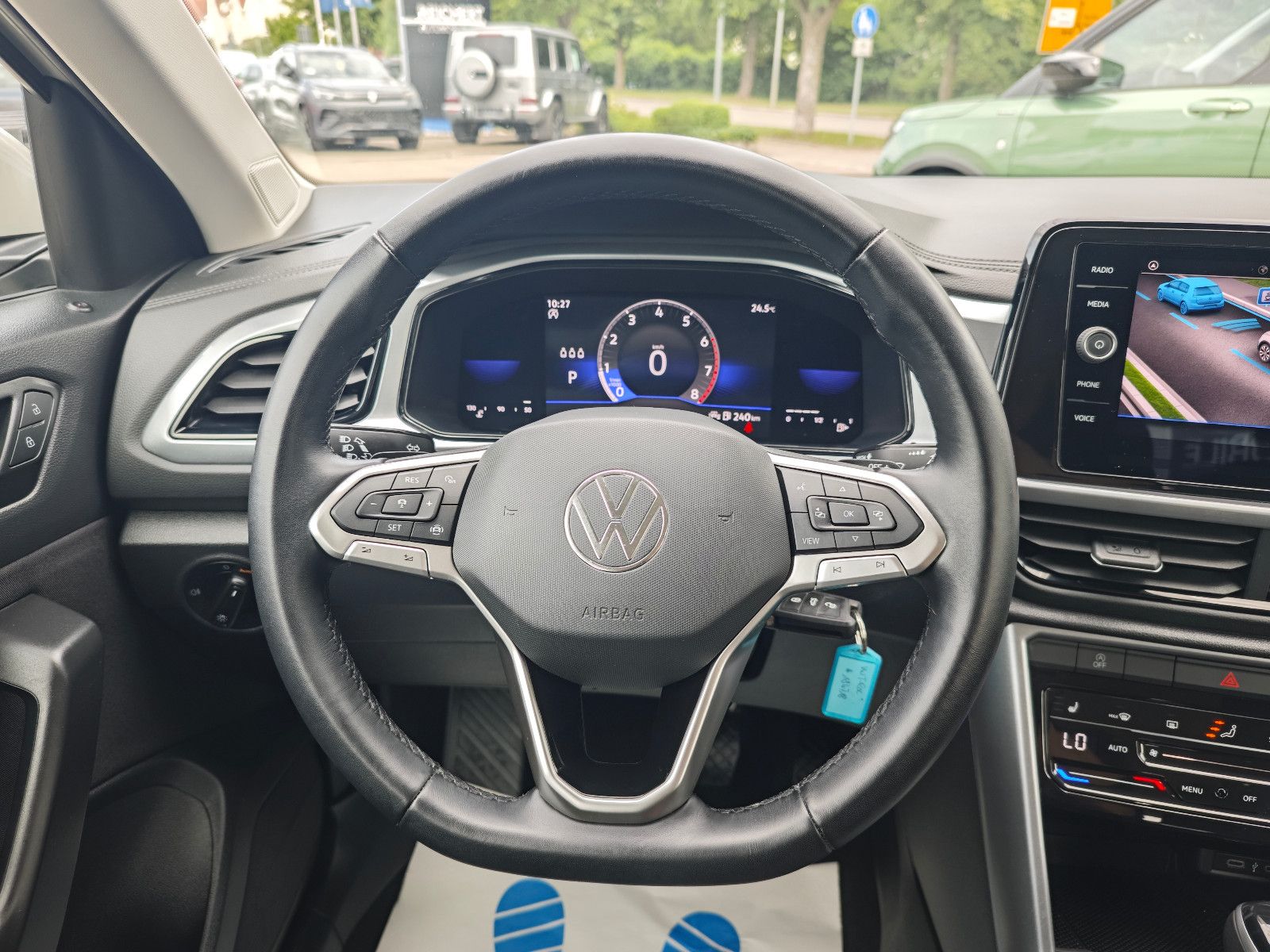 Volkswagen T-Roc Life - Samsaru's Car Outlet