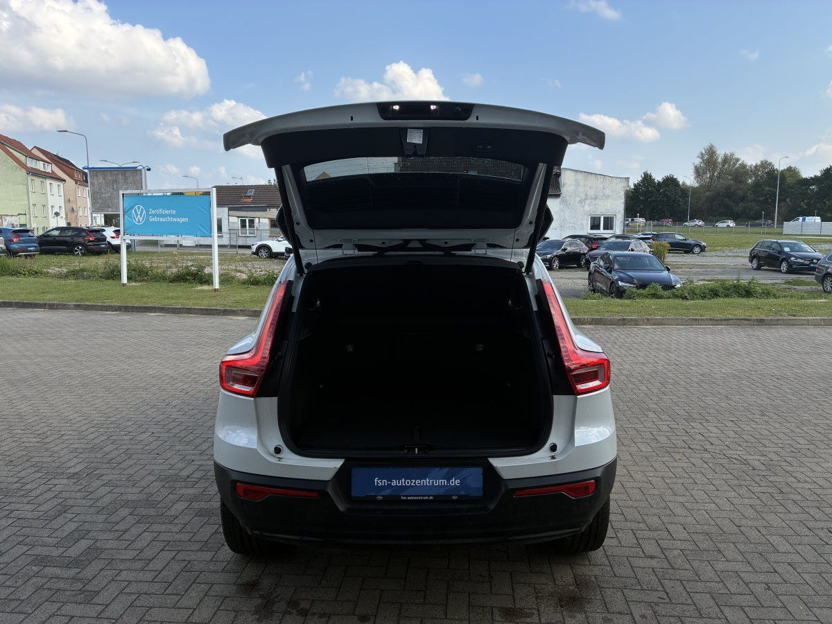 Volvo XC40 B4 Plus Dark AHK LED 360° 8-fach