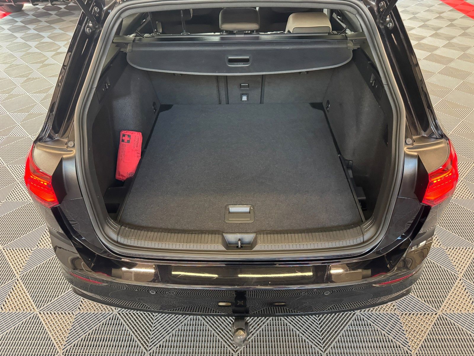 Volkswagen Golf VIII Variant R-Line - Samsaru's Car Outlet