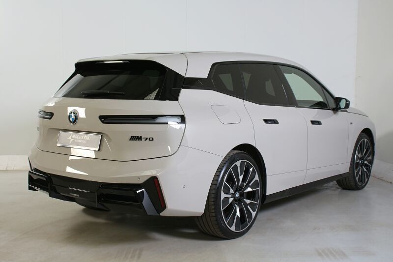 BMW iX M70 xDrive NP 144055.- AHK Pano B&W HuD ACC