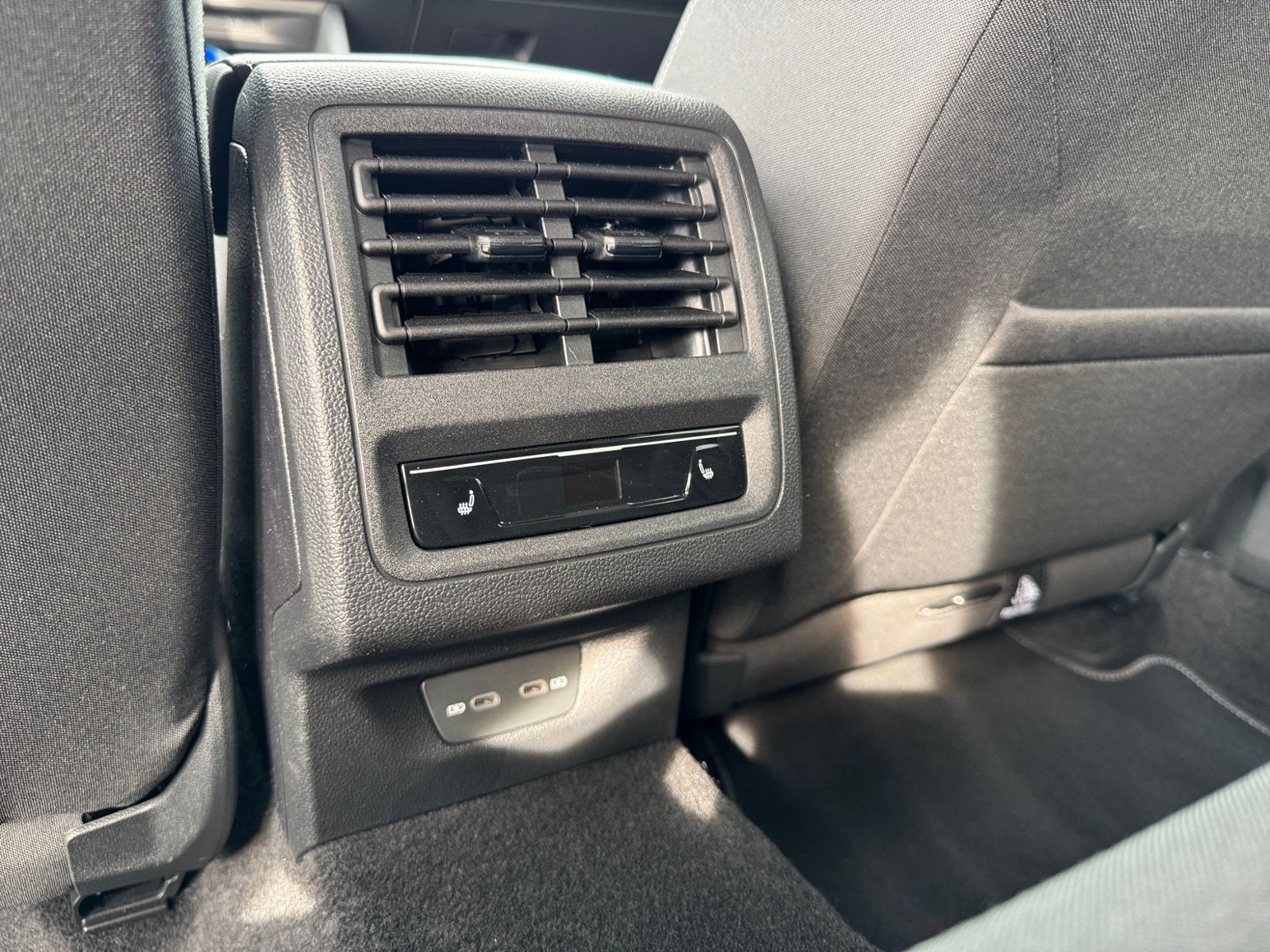 Volkswagen Golf VIII 2.0 TDI Move - Samsaru's Car Outlet