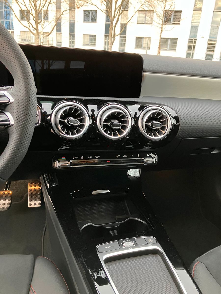 Mercedes-Benz A 250 e AMG LINE - Samsaru's Car Outlet
