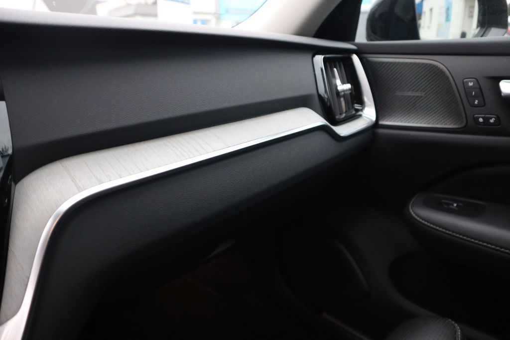 Volvo V60 T8 AWD Recharge Plus Dark|AHK|PANO|NAVI|SHZ