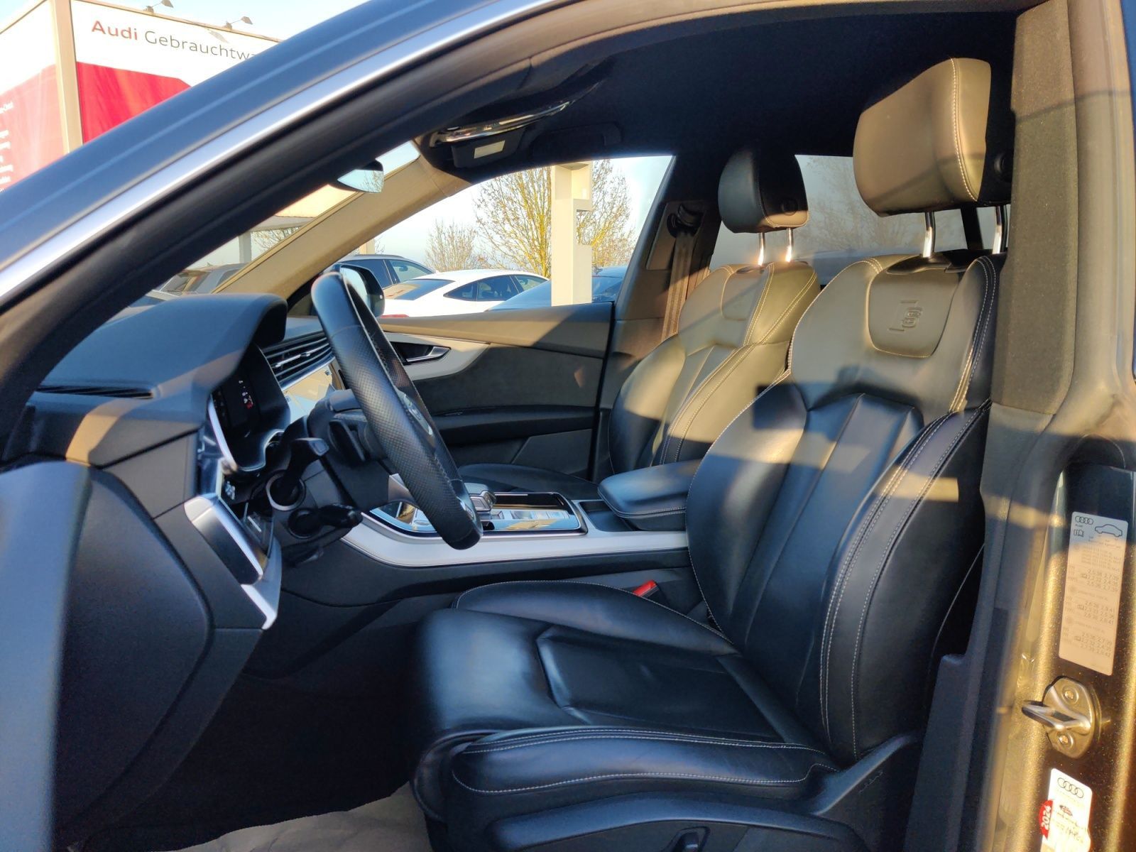 Audi Q8 55 TFSI e q. Tiptr. S-Line - Samsaru's Car Outlet