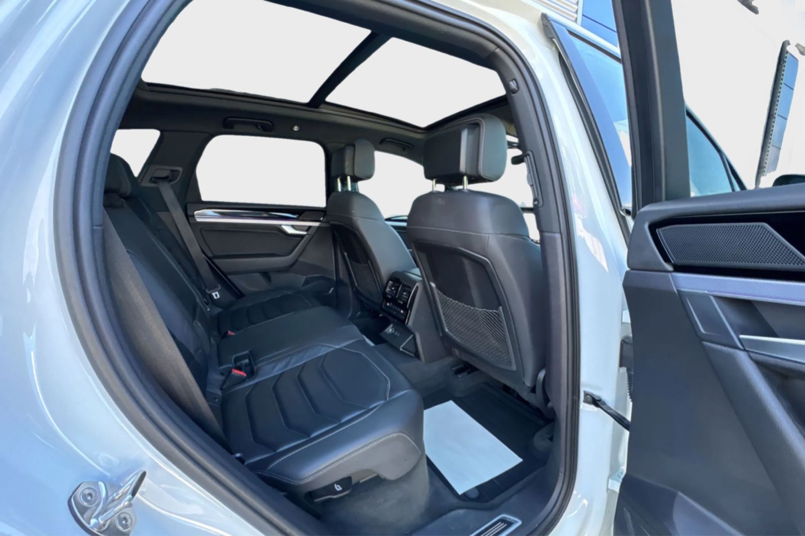 Volkswagen Touareg R 4Motion eHybrid - Samsaru's Car Outlet
