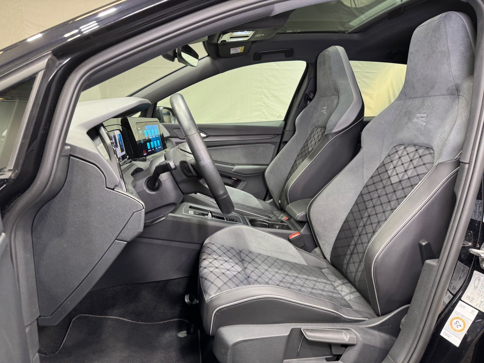 Volkswagen Golf R-Line 1.5 eTSI DSG - Samsaru's Car Outlet