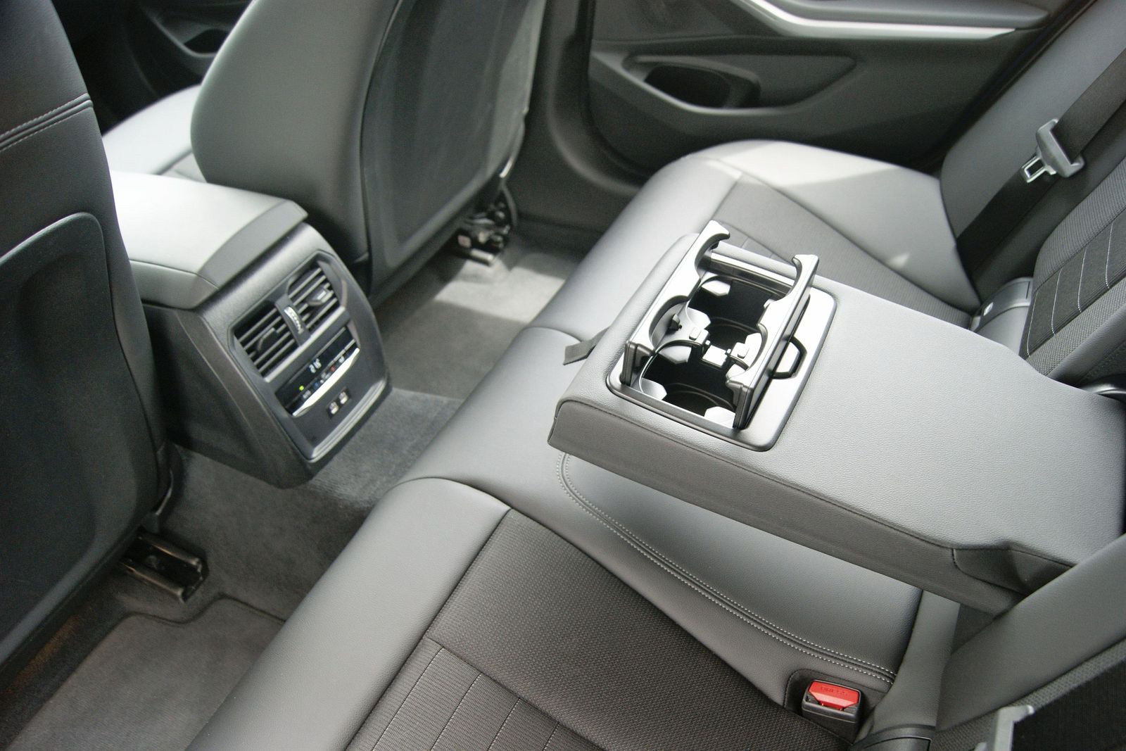 BMW 320i TOUR SPORT - Samsaru's Car Outlet