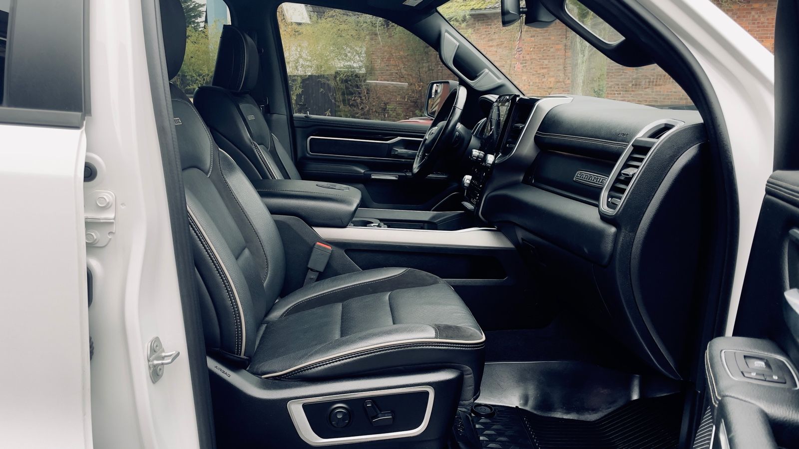Dodge V8*4X4*OFF-ROAD*LARAMIE/SPORT*LED*AHK*GARANTE*