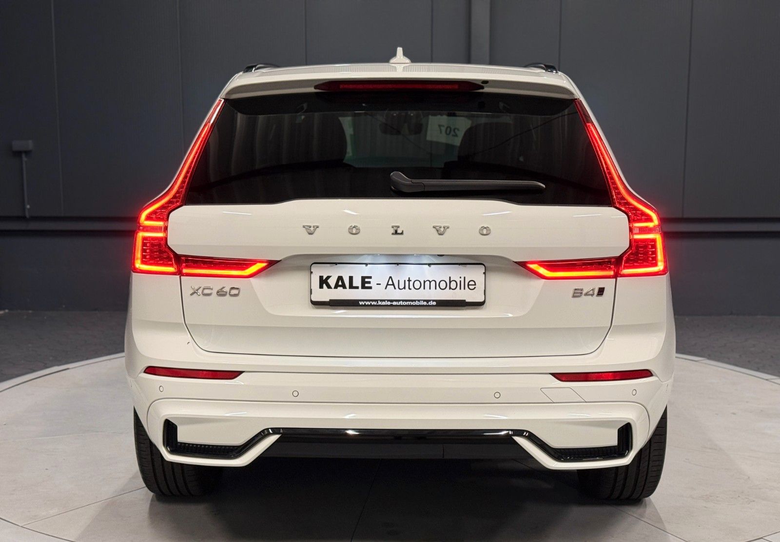 Volvo XC60 R-Design AWD *AHK*360*Standhzg*HIFI*