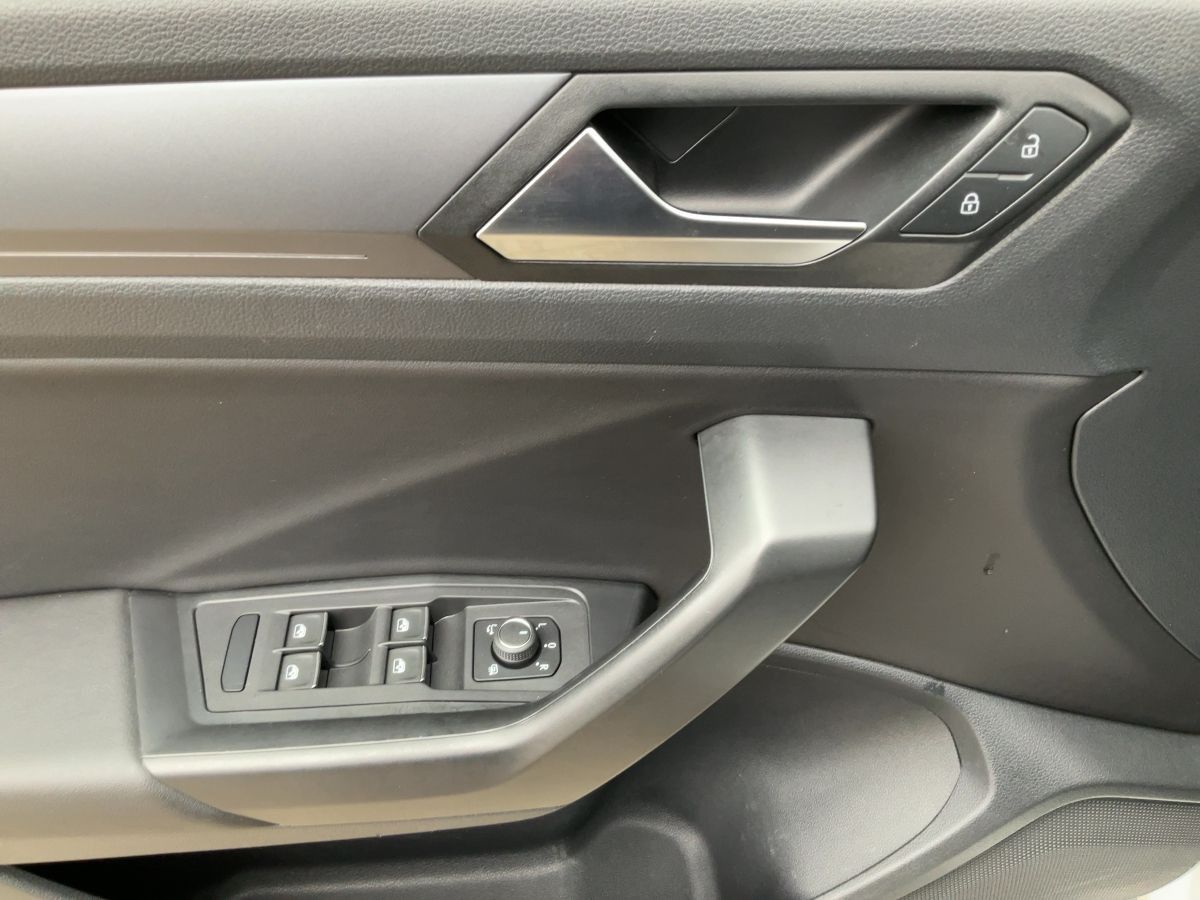 Volkswagen T-Roc 1.5 TSI DSG R-LINE - Samsaru's Car Outlet