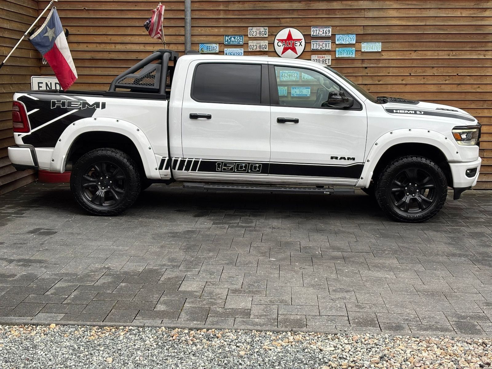 Dodge RAM 1500 Laramie 5,7L 4x4 AHK LPG12´´ Navi Bügel
