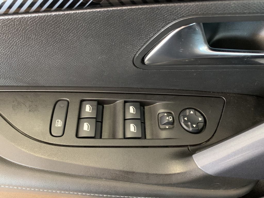 Peugeot 2008 (e-) Allure - Samsaru's Car Outlet
