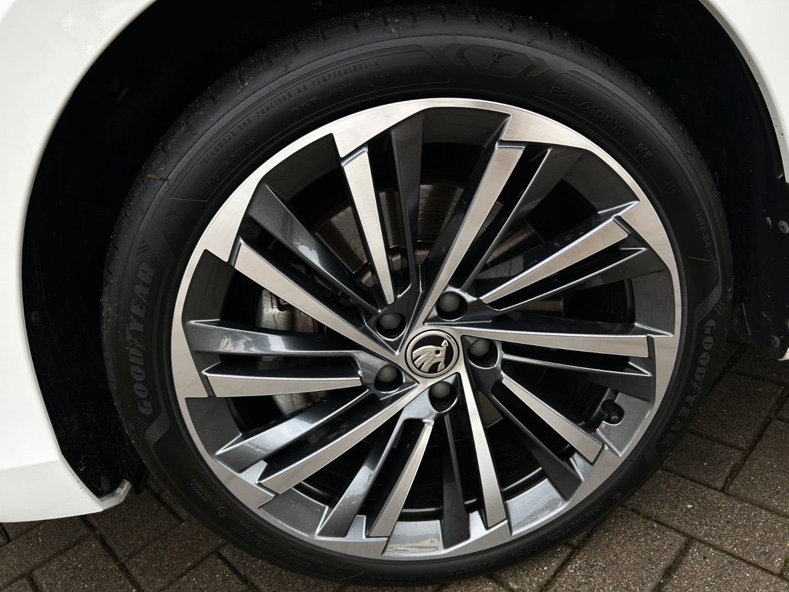 Skoda SUPERB COMBI 4x4 L&K*STHEIZ*VOLL*GARANTIE-2030*