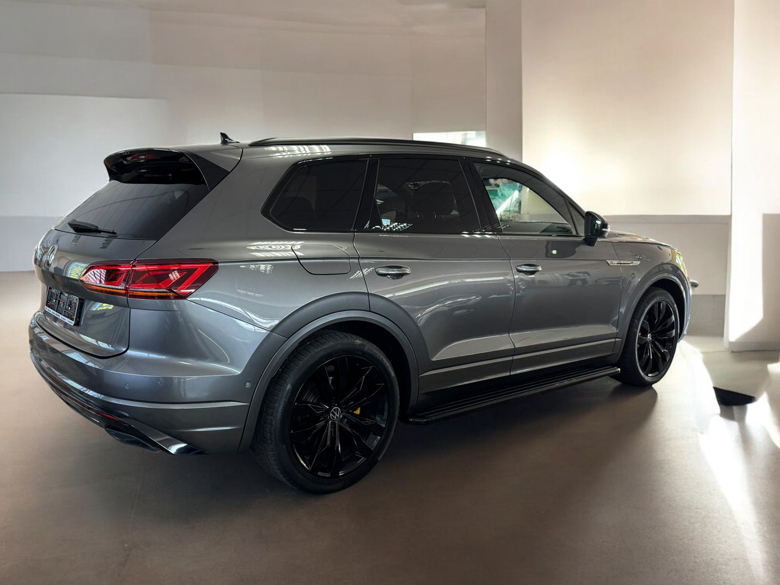 Volkswagen Touareg R-Line 4Motion - Samsaru's Car Outlet