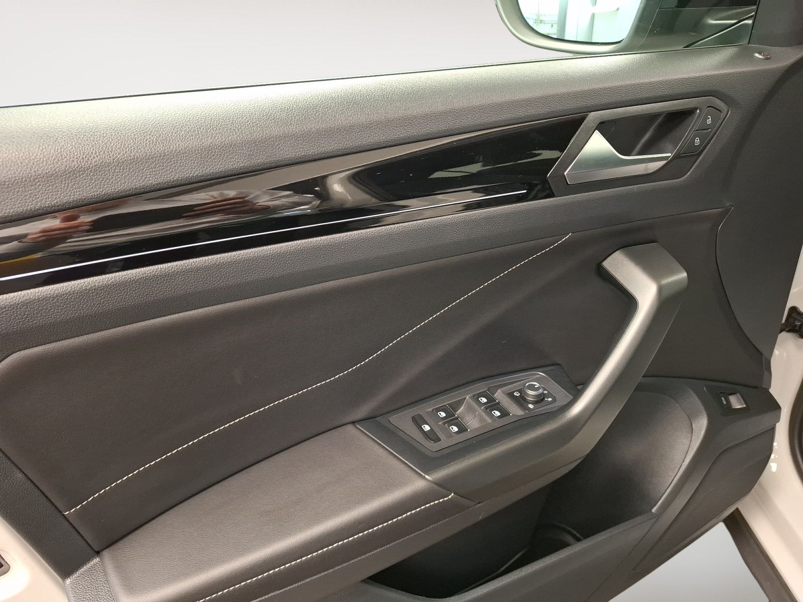 Volkswagen T-Roc 1.5 TSI Style - Samsaru's Car Outlet