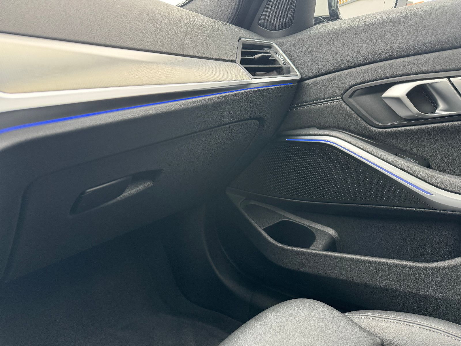 BMW 330 i xDrive Aut. - Samsaru's Car Outlet
