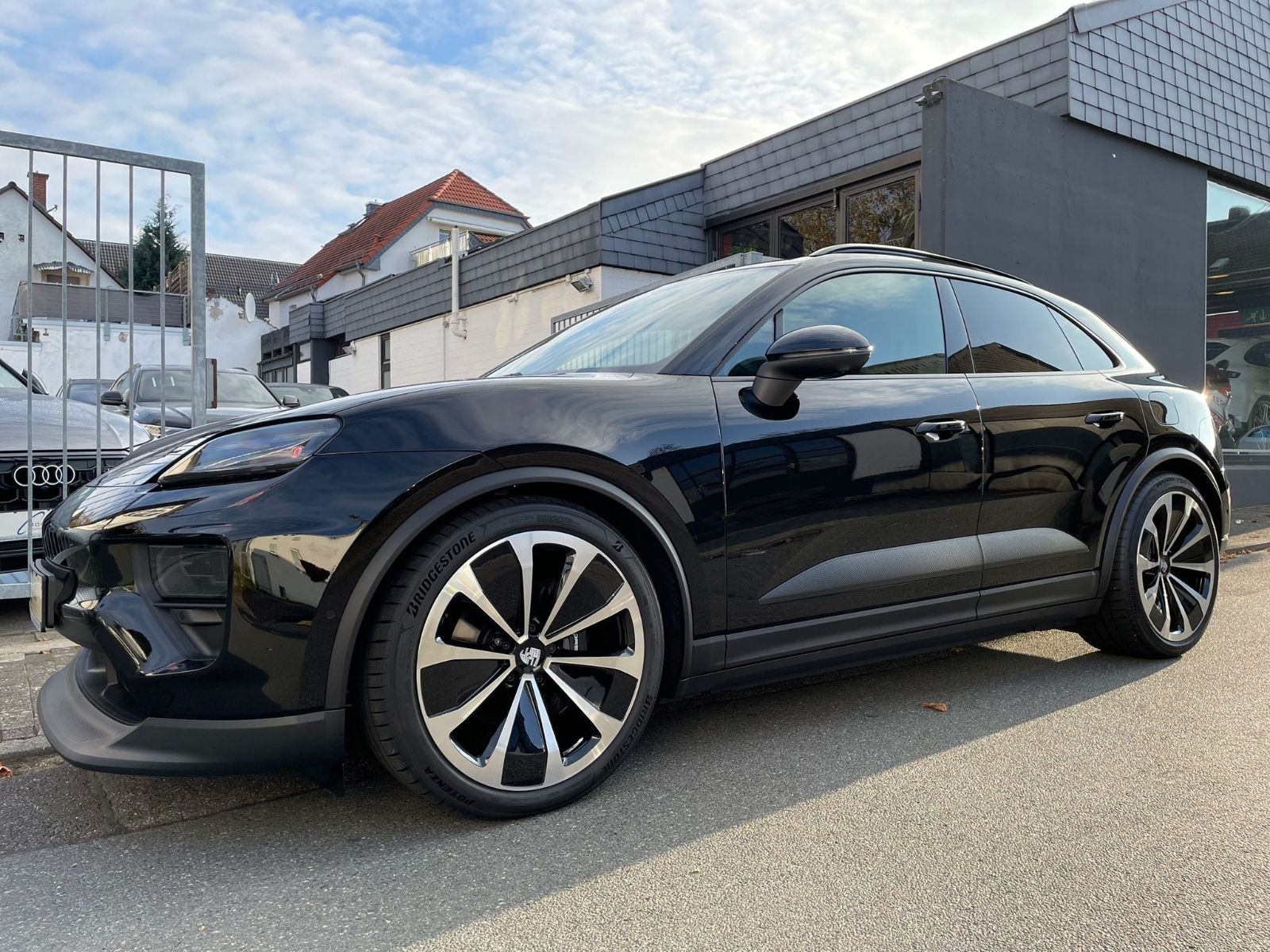 Porsche Macan 4 - Samsaru's Car Outlet