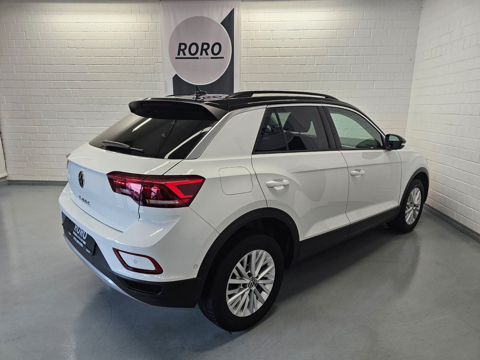 Volkswagen T-Roc 1.5 TSI Life - Samsaru's Car Outlet