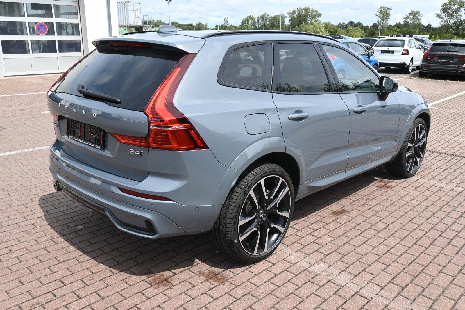 Volvo XC60 B4 D Ultimate Dark AWD - Samsaru's Car Outlet