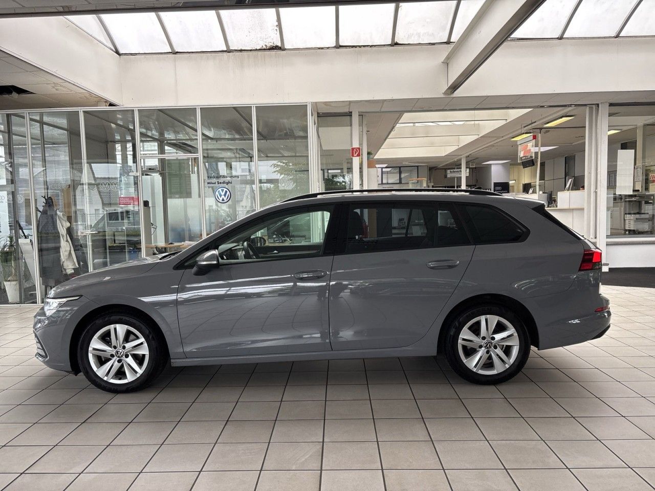 Volkswagen Golf Variant 1.0 eTSI Life - Samsaru's Car Outlet